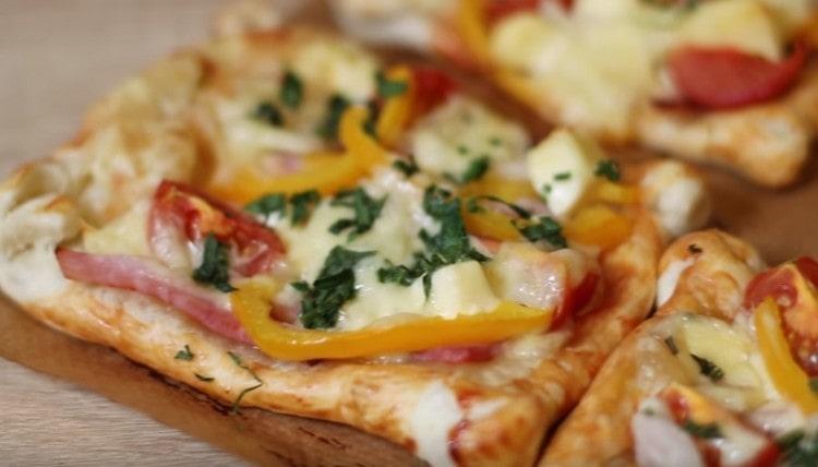 Мини пица с бутер тесто е не само вкусна, но и много сладка.
