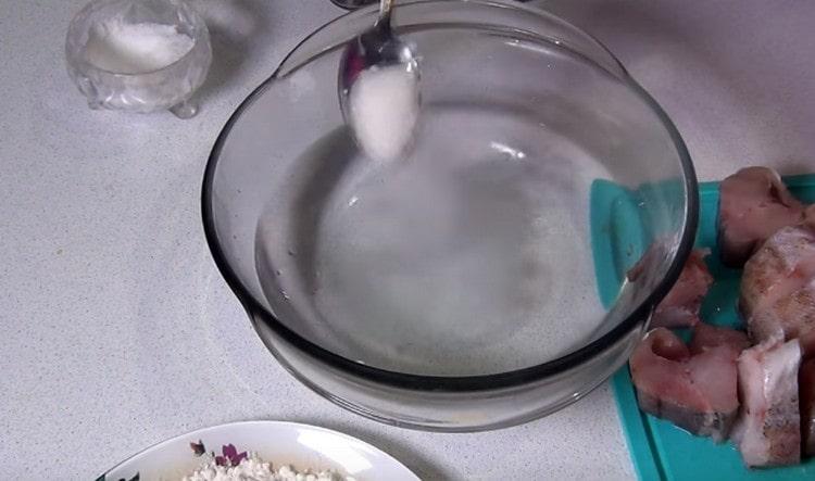 Разтворете захарта и солта във вода.