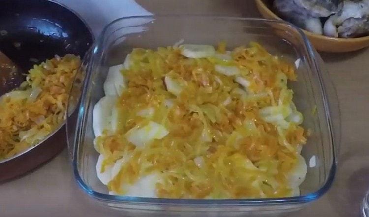 Отгоре върху картофите разпределяме половината лук и моркови.