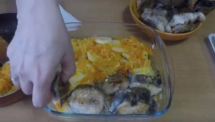 Отгоре върху слой зеленчуци изрежете резенчета от трясък.