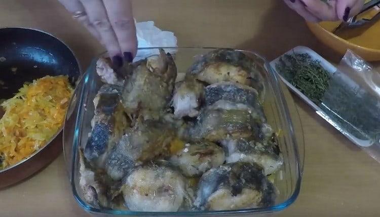 Поръсете рибата с подправки.