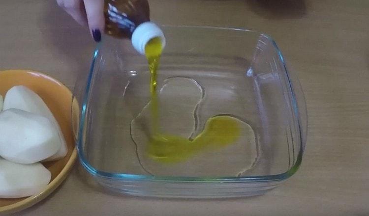 Изсипете слънчогледово и синапено масло в съда за печене.