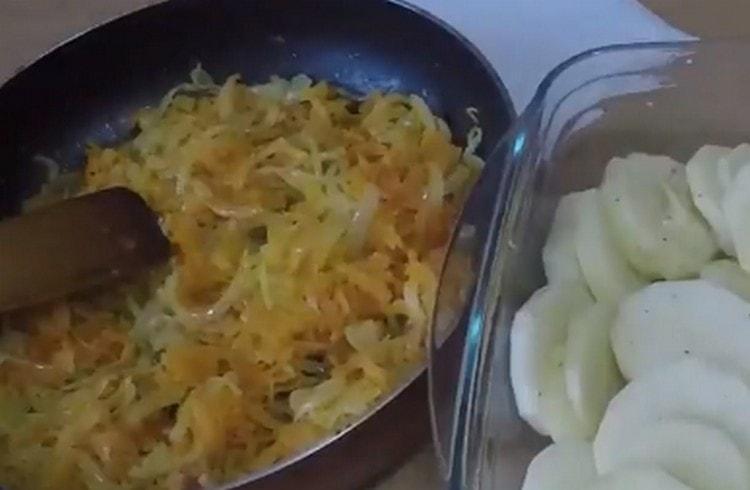 Прехвърляме морковите с лука в тиган.