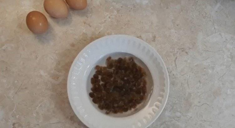 Предварително залейте стафидите с вряла вода.