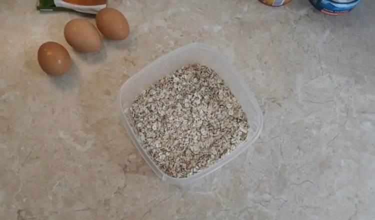 Изсипете овесена каша в купа.