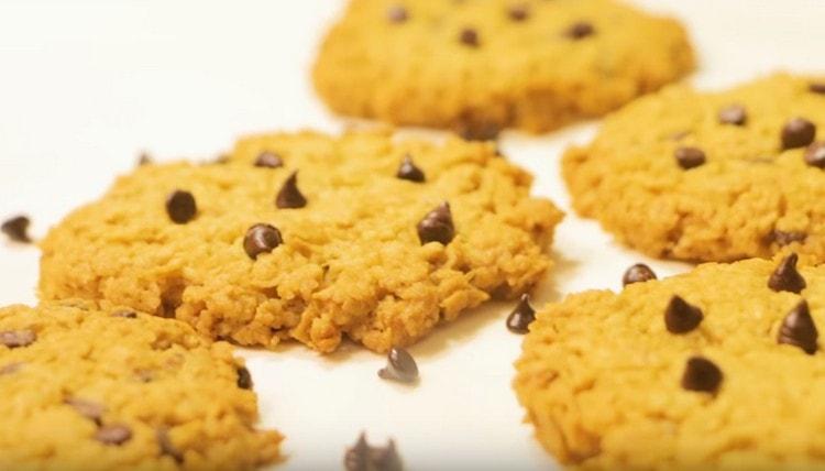 Такива овесени бисквитки с шоколад ще зарадват както приятен вкус, така и нежен аромат.