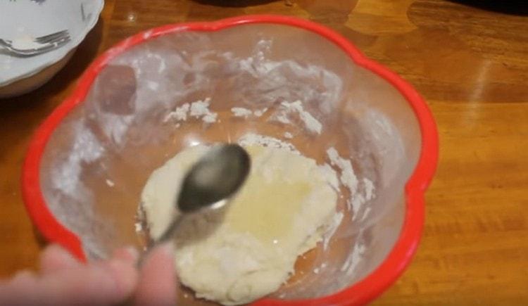 Добавете растително масло към почти готово тесто.