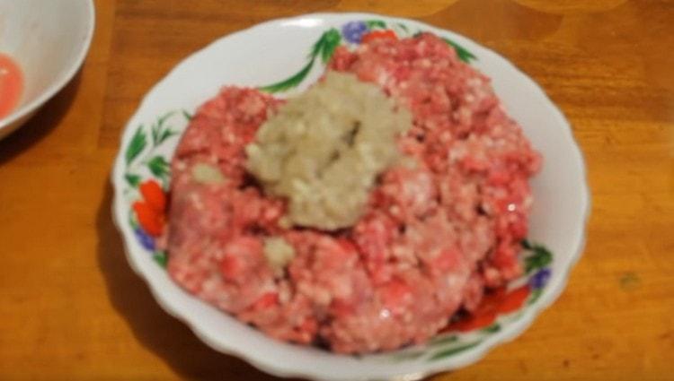 Добавете нарязания лук и чесън към каймата.