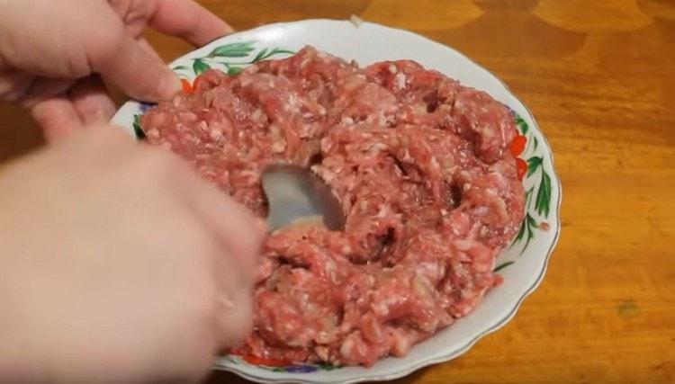 Разбъркайте каймата старателно.
