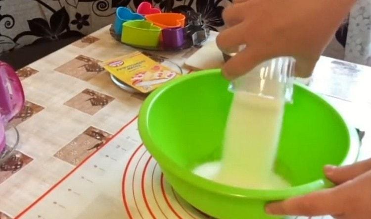 В купа разбийте яйцата и добавете към тях захар.