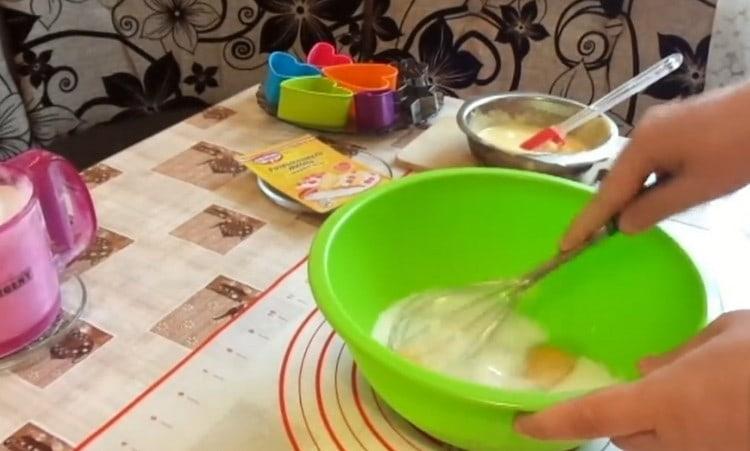 Смесете разбийте яйцата със захарта.