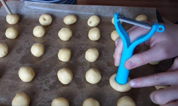 Във всяка заготовка правим вдлъбнатина.