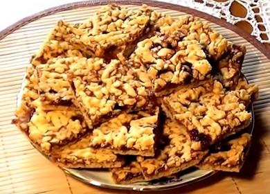 Готвене на вкусна и проста бисквитка с конфитюр със сладко и трохи у дома според рецептата със снимка.