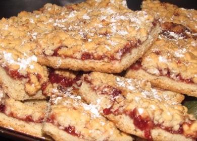 Готвене на вкусни късопечени бисквитки със сладко и трохи според рецептата със снимка.