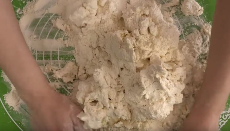 Смелете извара с брашно.