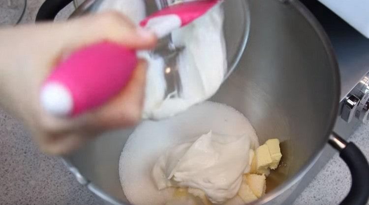 Ние разпределяме заквасена сметана.