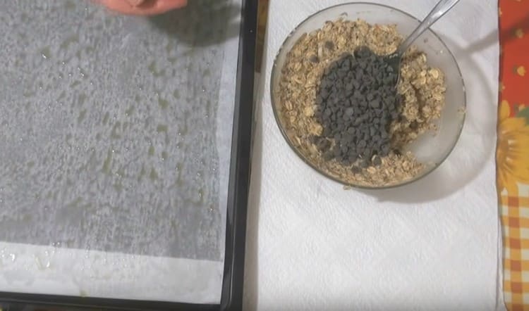 Добавете шоколадовите капки към готовата бисквитна маса.