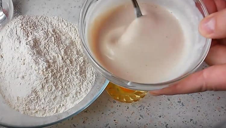 Залейте мая с кефир.