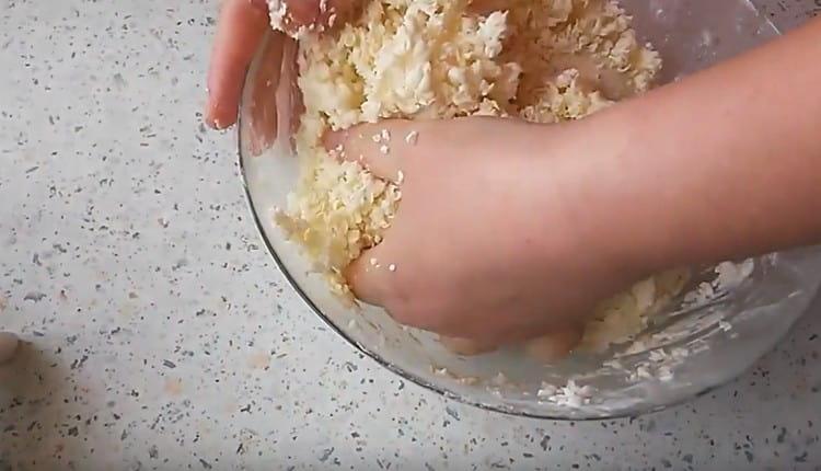 Омесете тестото с ръце.