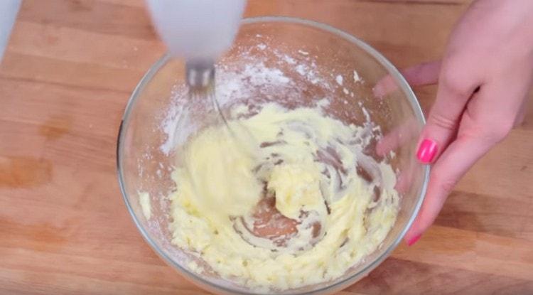 Разбийте маслото със захарта.