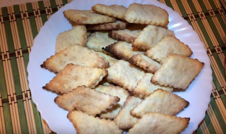 Бисквитките върху бирата са ронливи и много вкусни.