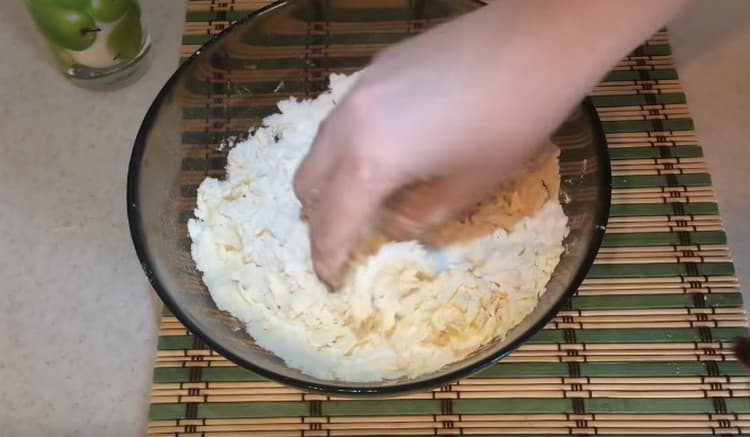 Смелете маслото с брашно.