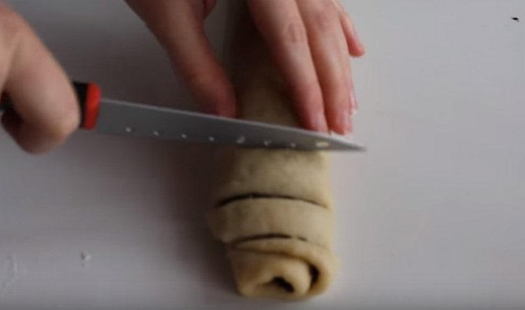 Нарежете рулото на парчета.