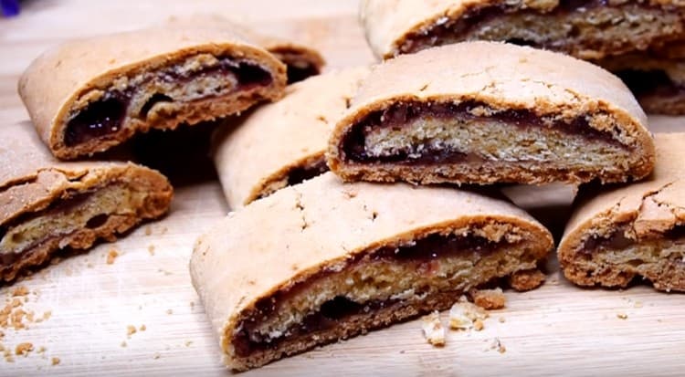 Нарязваме готовите рулца на парчета и получаваме необичайни и вкусни бисквитки със сладко.