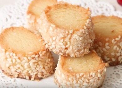 Готвене на вкусни бисквитки със сусамово семе по стъпка по стъпка рецепта със снимка.