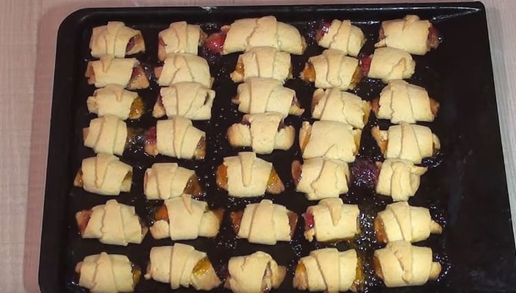 Тук имаме толкова вкусна бисквитка с мармалад.