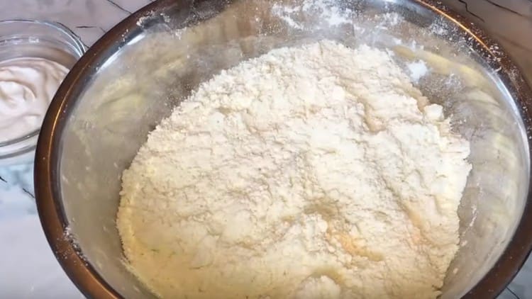 Смелете маслото и брашното на трохи.