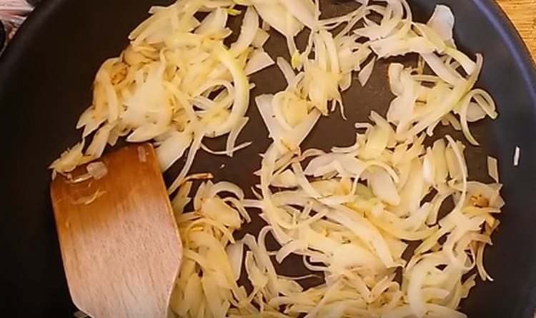 Запържете лука до златисто кафяво.