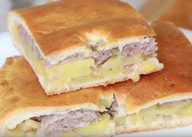 Сочен пай с месо и картофи от тесто с мая