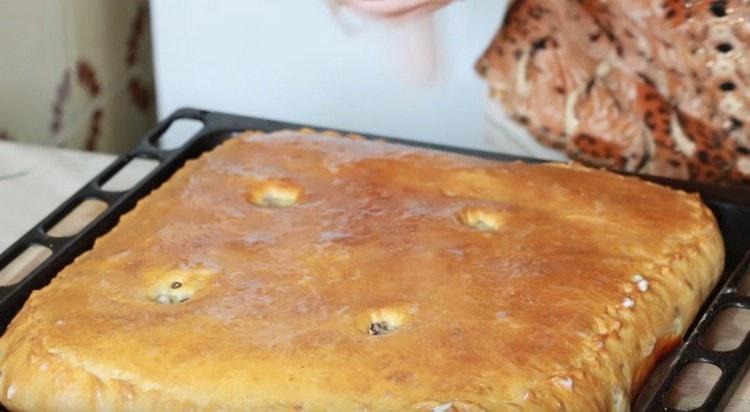 Горещ пай с месо и картофи може да намажете с парче масло.