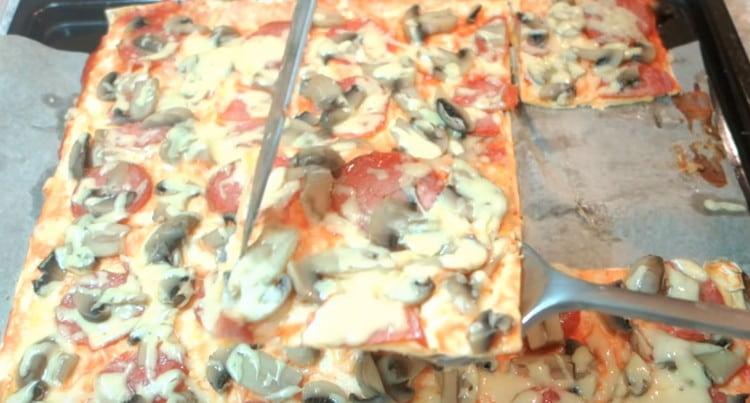 Пицата с лаваш е готова, сиренето се е разтопило, много е вкусно.