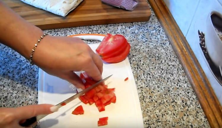 Нарежете шунката и домата.