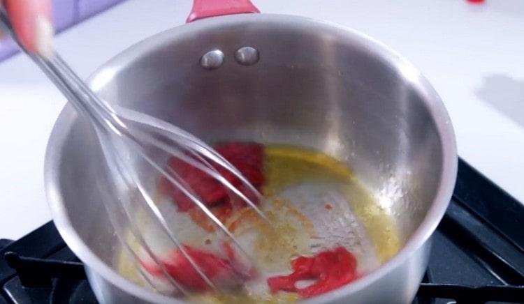Добавете доматеното пюре, разбъркайте.