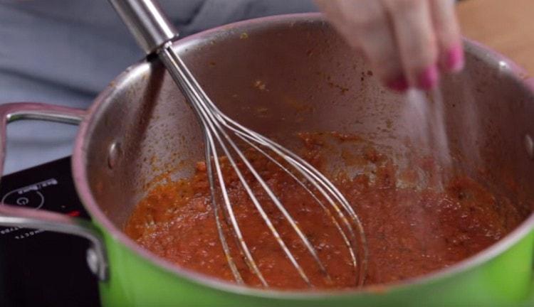 Добавете сол на вкус, както и захар.