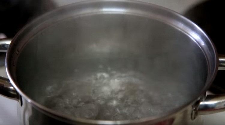 В тенджера докарайте водата до кипене.