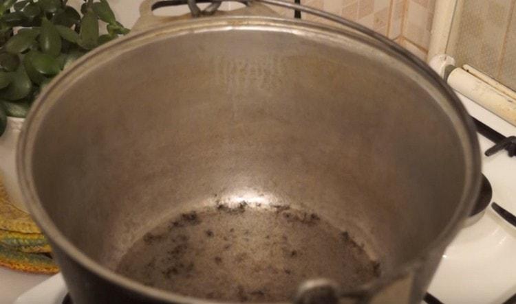 Загряваме растително масло в казан.