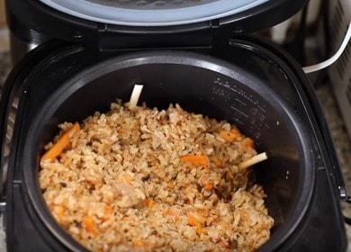 Готвене на вкусен пилаф в бавна готварска рецепта със свинско месо със снимка.