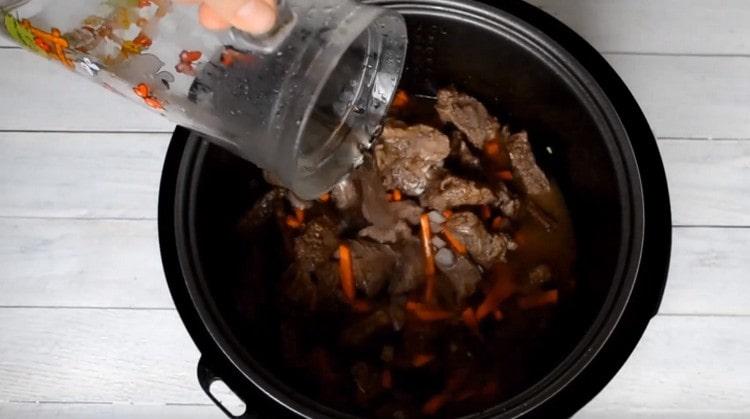 Добавете вода, така че да покрие продуктите.