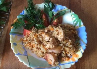 Готвене на вкусен пилови булгур с пилешко месо според рецептата със снимка.
