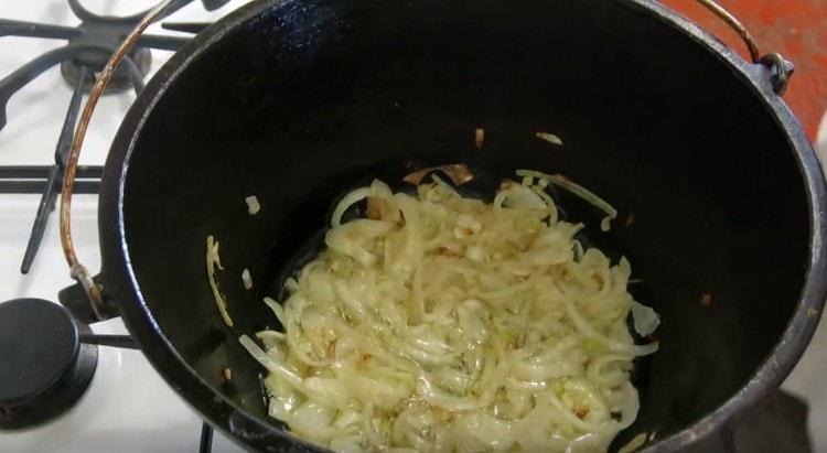 Запържете нарязаните на кубчета лук.