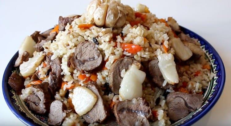 Узбекски пилаф с агнешко е сърдечен и вкусен.