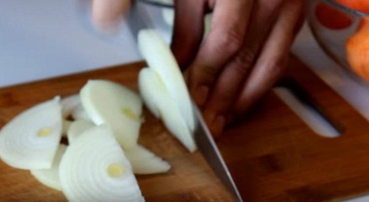 Нарежете лука на половин пръстени.
