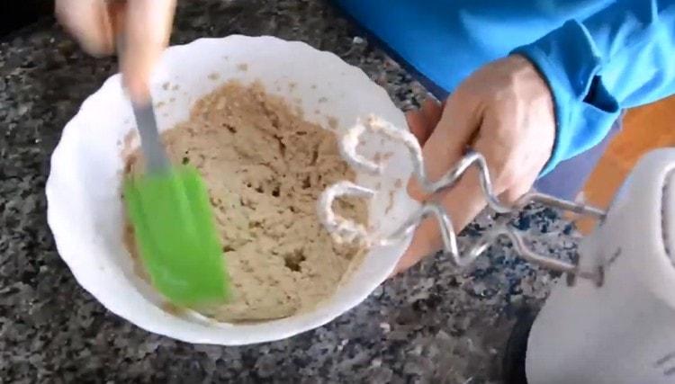 Смесваме всички съставки с миксер.