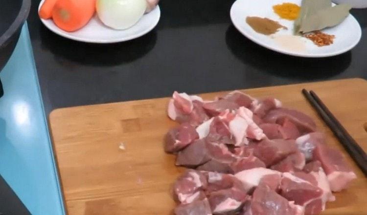 Нарежете месото на малки парченца.