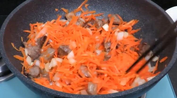 Добавете нарязаните зеленчуци към месото.