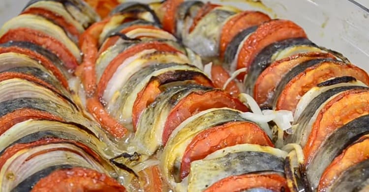 Тази рецепта за скумрия във фурната ви позволява да готвите не само вкусно, но и красиво ястие.